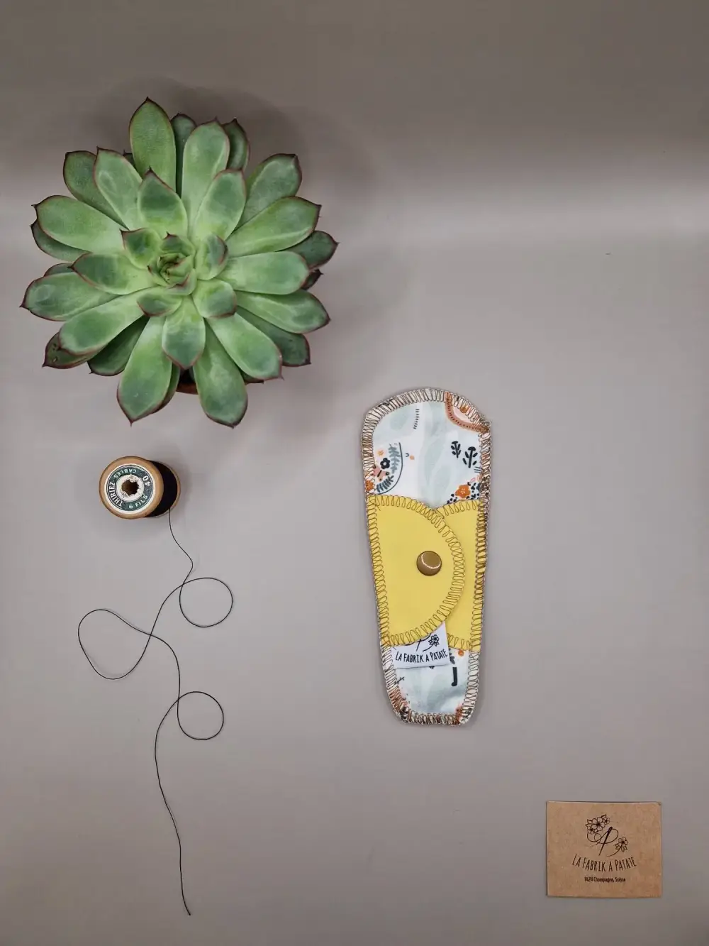 Protège String lavable poesie – protection menstruelle réutilisable et absorbante, fabriquée en Suisse par La Fabrik a Patate.