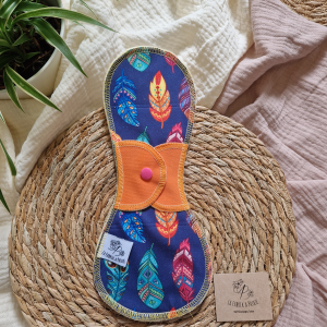 Serviette hygiénique lavable plumes – protection menstruelle réutilisable et absorbante, fabriquée en Suisse par La Fabrik a Patate.