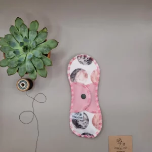 Serviette hygiénique lavable adolescente Plumes – protection menstruelle réutilisable et absorbante, fabriquée en Suisse par La Fabrik à Patate.