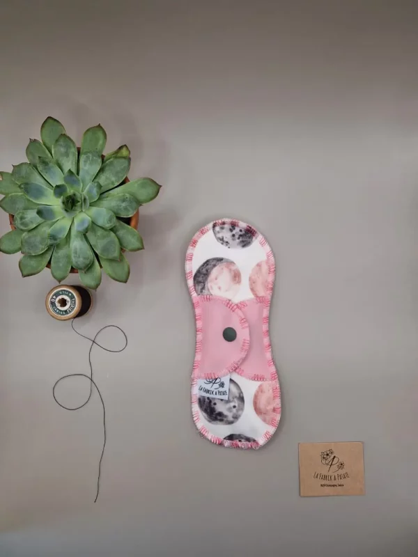 Serviette hygiénique lavable adolescente Plumes – protection menstruelle réutilisable et absorbante, fabriquée en Suisse par La Fabrik à Patate.