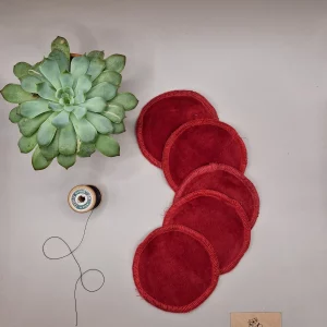 Disques démaquillants lavables en coton bio – douces, réutilisables et zéro déchet, fabriquées en Suisse par La Fabrik a Patate.