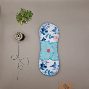 Serviette hygiénique lavable bleuet – protection menstruelle réutilisable et absorbante, fabriquée en Suisse par La Fabrik a Patate.