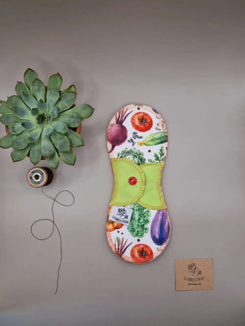 Serviette hygiénique lavable Potager – protection menstruelle réutilisable et absorbante, fabriquée en Suisse par La Fabrik a Patate.