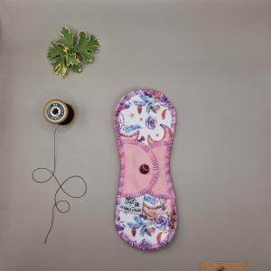 Serviette hygiénique lavable aube – protection menstruelle réutilisable et absorbante, fabriquée en Suisse par La Fabrik a Patate.