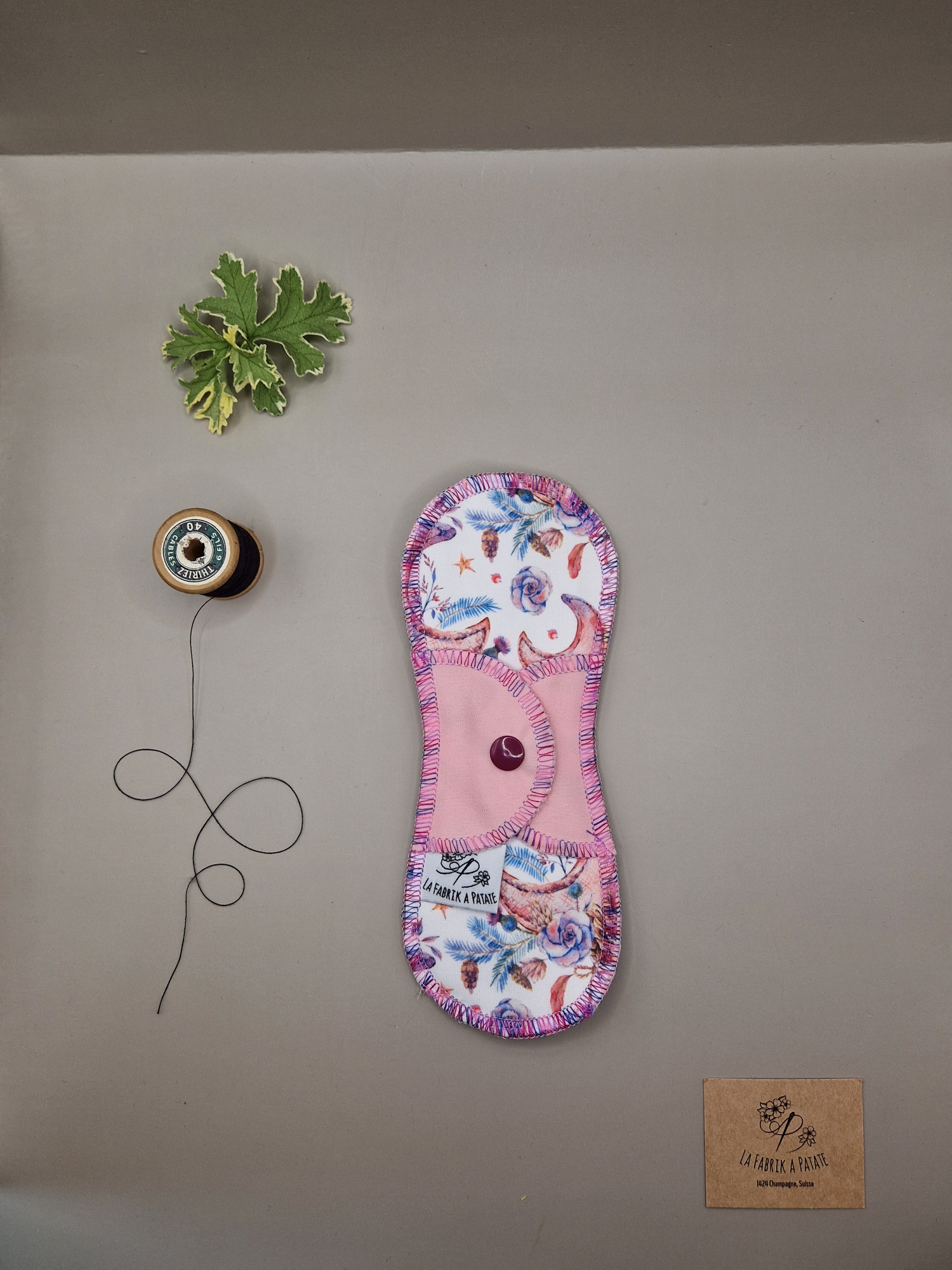 Serviette hygiénique lavable aube – protection menstruelle réutilisable et absorbante, fabriquée en Suisse par La Fabrik a Patate.