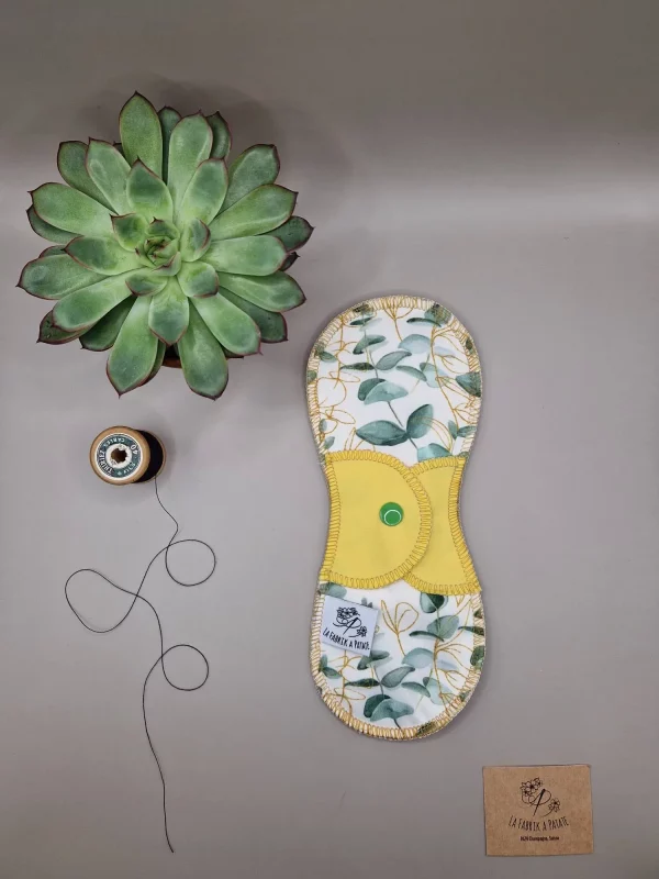 Serviette hygiénique lavable jour eucalyptus – protection menstruelle réutilisable et absorbante, fabriquée en Suisse par La Fabrik à Patate.