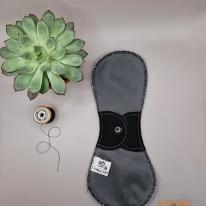 Serviette hygiénique lavable nuit Zimparfaite – protection menstruelle réutilisable et absorbante, fabriquée en Suisse par La Fabrik a Patate.