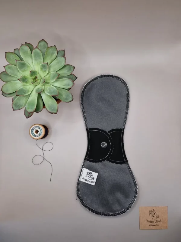 Serviette hygiénique lavable nuit Zimparfaite – protection menstruelle réutilisable et absorbante, fabriquée en Suisse par La Fabrik a Patate.