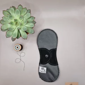 Serviette hygiénique lavable jour Zimparfaite – protection menstruelle réutilisable et absorbante, fabriquée en Suisse par La Fabrik à Patate.