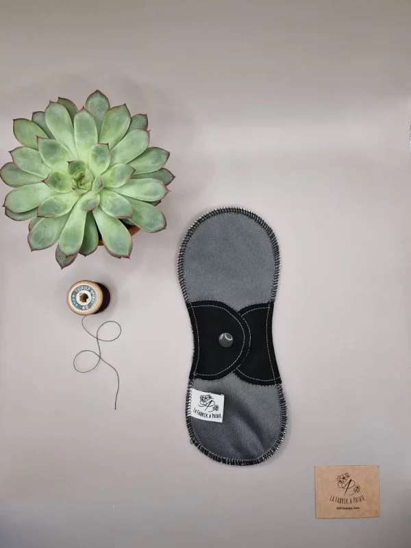 Serviette hygiénique lavable jour Zimparfaite – protection menstruelle réutilisable et absorbante, fabriquée en Suisse par La Fabrik à Patate.