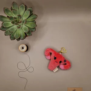 Cutties porte clé – Doudou en forme d'utérus en velours rose, brodé et cousu avec soin à la main. Un symbole fun et engagé signé La Fabrik a Patate.