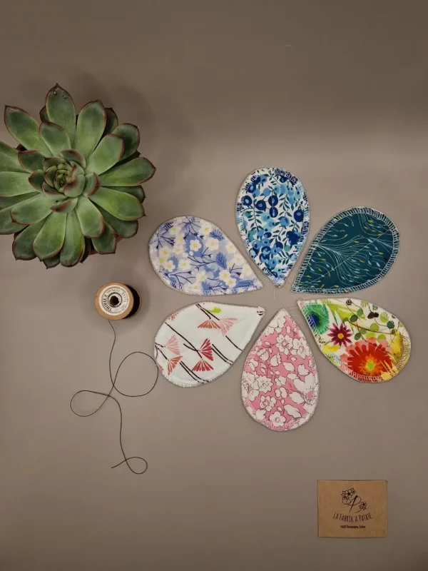 Pétales interlabiaux lavables – protection menstruelle discrète, douce et réutilisable, fabriquée en Suisse par La Fabrik a Patate.