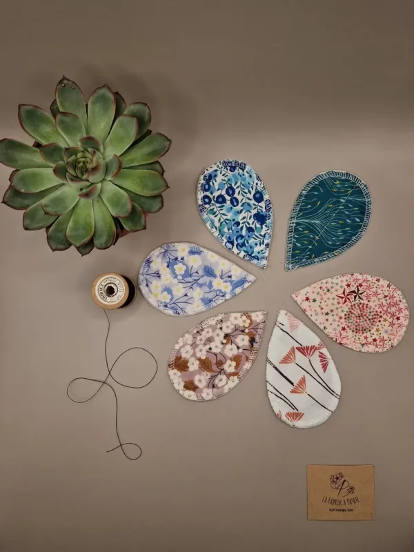 Pétales interlabiaux lavables – protection menstruelle discrète, douce et réutilisable, fabriquée en Suisse par La Fabrik a Patate.