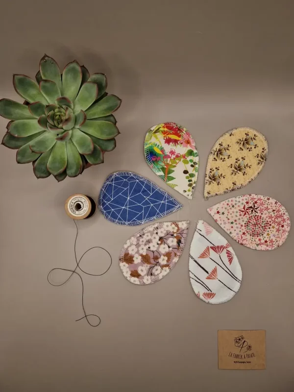Pétales interlabiaux lavables – protection menstruelle discrète, douce et réutilisable, fabriquée en Suisse par La Fabrik a Patate.