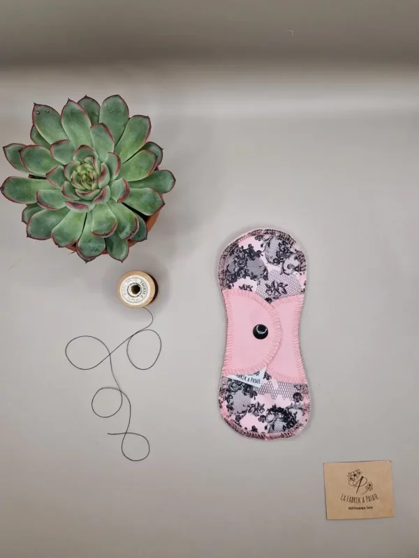 Protège Slip lavable Dentelle – protection menstruelle réutilisable et absorbante, fabriquée en Suisse par La Fabrik a Patate.