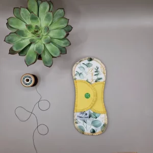 Protège Slip lavable Eucalyptus – protection menstruelle réutilisable et absorbante, fabriquée en Suisse par La Fabrik a Patate.