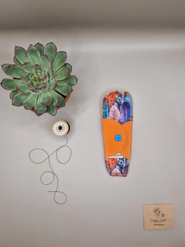 Protège String lavable plumes – protection menstruelle réutilisable et absorbante, fabriquée en Suisse par La Fabrik a Patate.