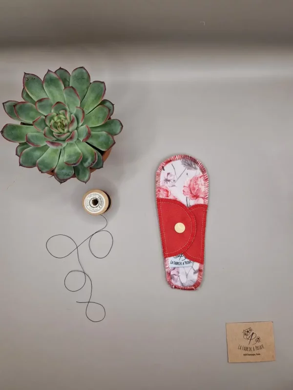 Protège String lavable roses – protection menstruelle réutilisable et absorbante, fabriquée en Suisse par La Fabrik a Patate.