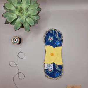 Serviette hygiénique lavable jour Astral – protection menstruelle réutilisable et absorbante, fabriquée en Suisse par La Fabrik a Patate.