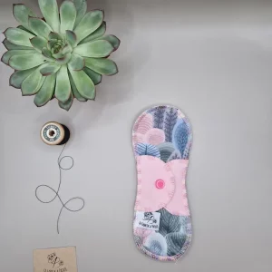 Serviette hygiénique lavable adolescente Foret magique – protection menstruelle réutilisable et absorbante, fabriquée en Suisse par La Fabrik à Patate.