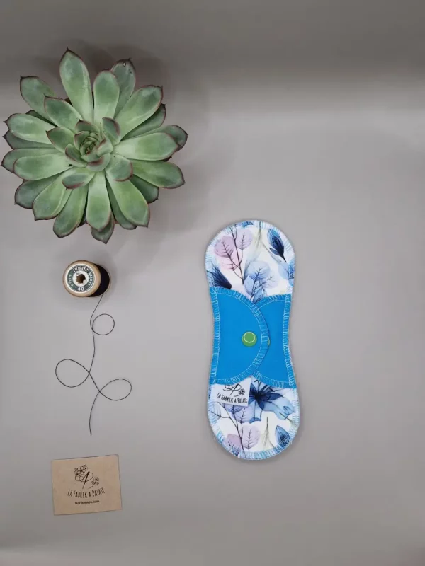 Serviette hygiénique lavable adolescente Lys bleu – protection menstruelle réutilisable et absorbante, fabriquée en Suisse par La Fabrik à Patate.