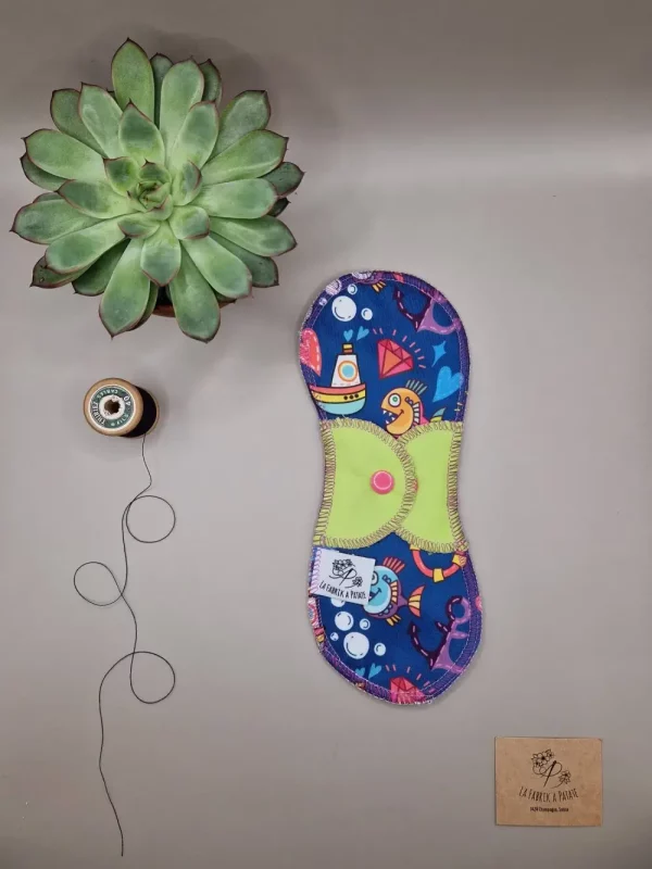 Serviette hygiénique lavable jour animaux magique – protection menstruelle réutilisable et absorbante, fabriquée en Suisse par La Fabrik à Patate.