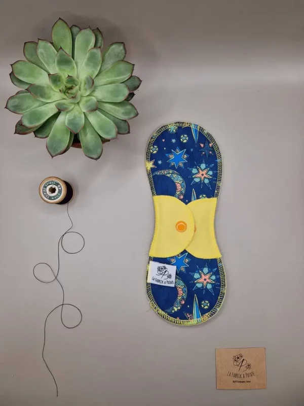 Serviette hygiénique lavable jour Astral – protection menstruelle réutilisable et absorbante, fabriquée en Suisse par La Fabrik à Patate.