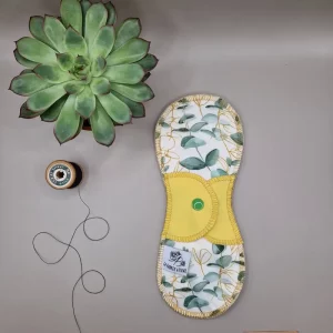Serviette hygiénique lavable jour Eucalyptus – protection menstruelle réutilisable et absorbante, fabriquée en Suisse par La Fabrik à Patate.