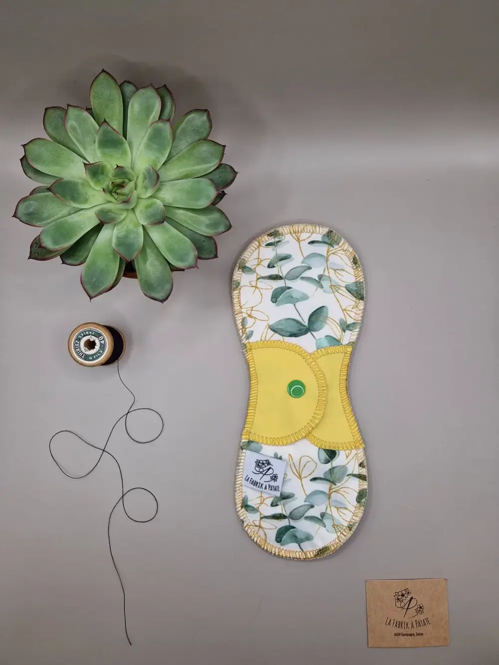 Serviette hygiénique lavable jour Eucalyptus – protection menstruelle réutilisable et absorbante, fabriquée en Suisse par La Fabrik à Patate.