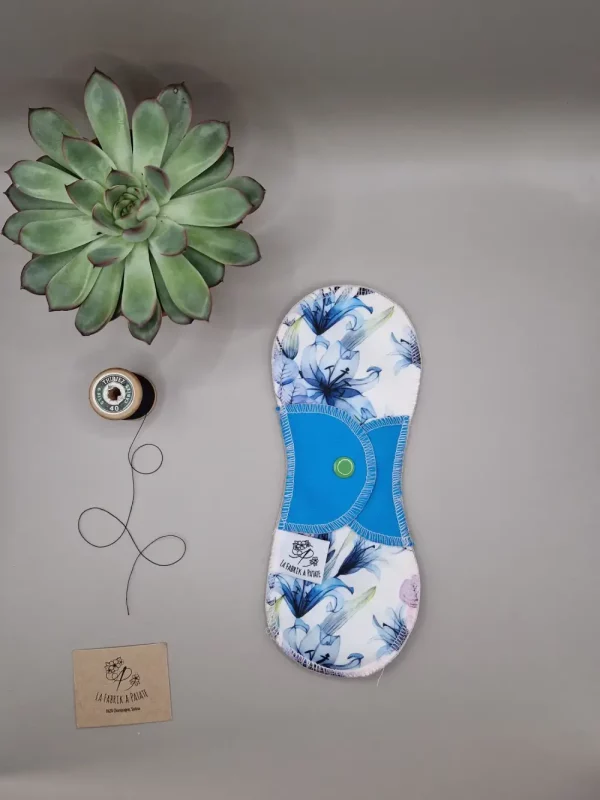 Serviette hygiénique lavable jour lys bleu – protection menstruelle réutilisable et absorbante, fabriquée en Suisse par La Fabrik à Patate.