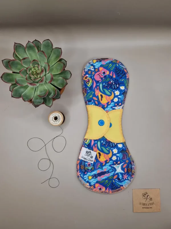 Serviette hygiénique lavable nuit Animaux Fluo – protection menstruelle réutilisable et absorbante, fabriquée en Suisse par La Fabrik a Patate.