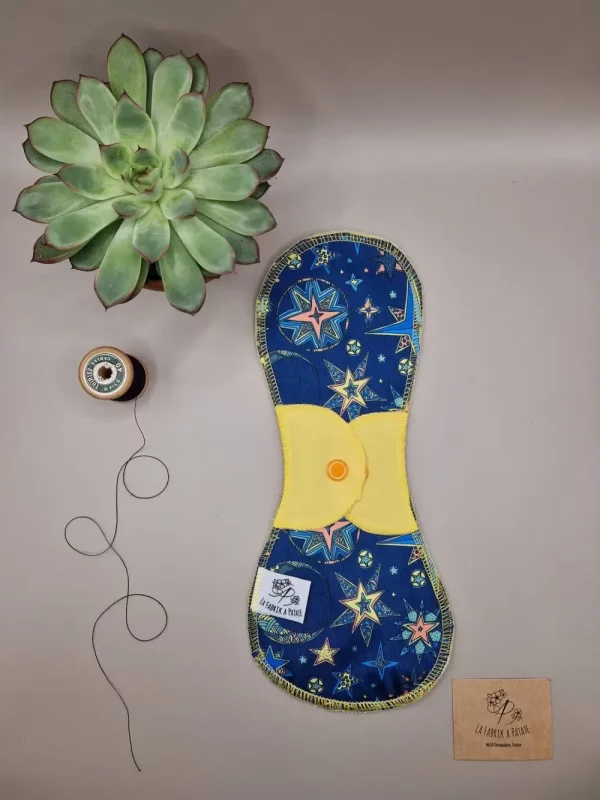 Serviette hygiénique lavable nuit Astral – protection menstruelle réutilisable et absorbante, fabriquée en Suisse par La Fabrik a Patate.