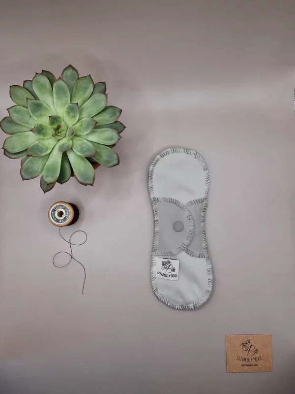 Serviette hygiénique lavable adolescente Zimparfaite – protection menstruelle réutilisable et absorbante, fabriquée en Suisse par La Fabrik à Patate.