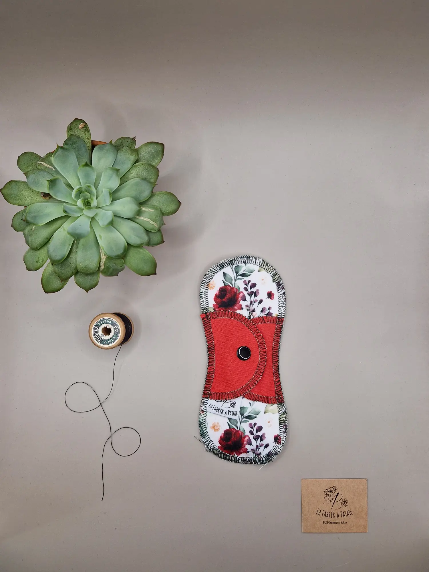 Protège Slip lavable pivoine – protection menstruelle réutilisable et absorbante, fabriquée en Suisse par La Fabrik a Patate.