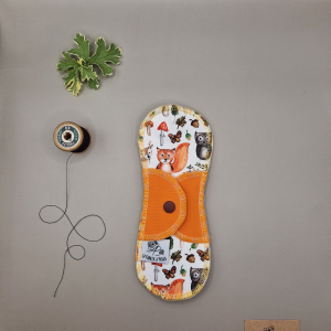 Serviette hygiénique lavable Sous-bois – protection menstruelle réutilisable et absorbante, fabriquée en Suisse par La Fabrik a Patate.