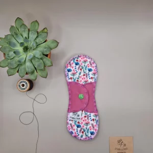 Serviette hygiénique lavable adolescente Plumes – protection menstruelle réutilisable et absorbante, fabriquée en Suisse par La Fabrik à Patate.