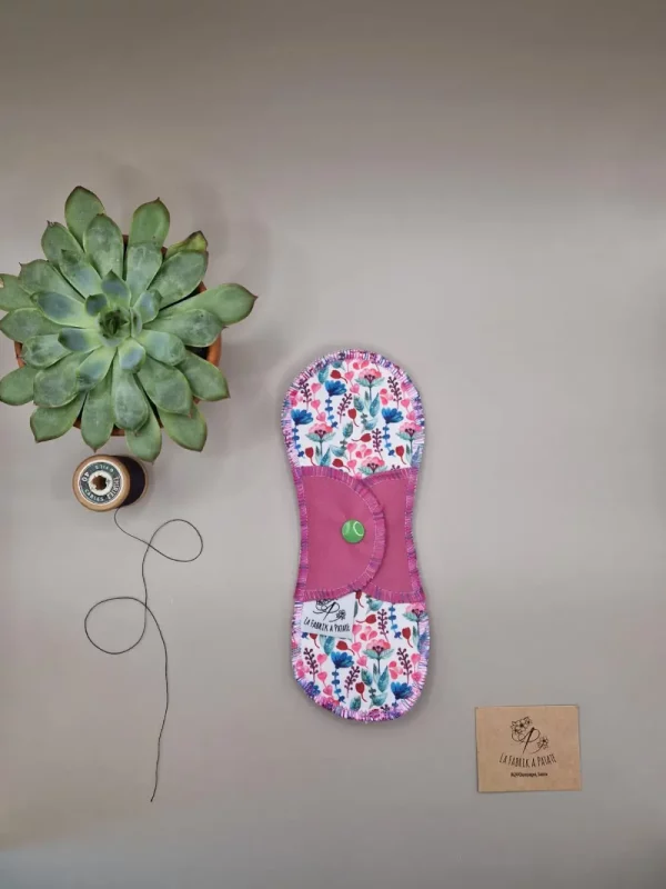 Serviette hygiénique lavable adolescente Plumes – protection menstruelle réutilisable et absorbante, fabriquée en Suisse par La Fabrik à Patate.