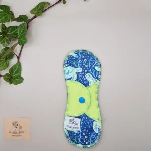 serviette hygiénique lavable adolescente pivoine – protection menstruelle réutilisable et absorbante, fabriquée en Suisse par La Fabrik a Patate.