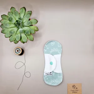 Protège Slip lavable dino – protection menstruelle réutilisable et absorbante, fabriquée en Suisse par La Fabrik a Patate.