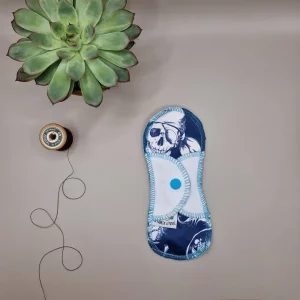 Protège Slip lavable Pirates – protection menstruelle réutilisable et absorbante, fabriquée en Suisse par La Fabrik a Patate.