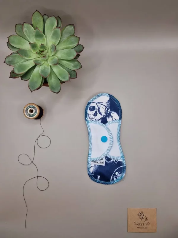 Protège Slip lavable Pirates – protection menstruelle réutilisable et absorbante, fabriquée en Suisse par La Fabrik a Patate.