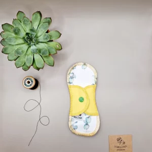 Protège Slip lavable tina – protection menstruelle réutilisable et absorbante, fabriquée en Suisse par La Fabrik a Patate.