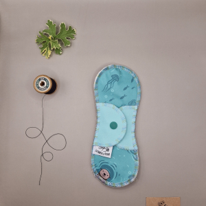 Serviette hygiénique lavable loutres – protection menstruelle réutilisable et absorbante, fabriquée en Suisse par La Fabrik a Patate.