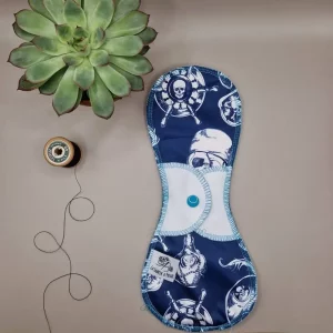 Serviette hygiénique lavable nuit Pirates – protection menstruelle réutilisable et absorbante, fabriquée en Suisse par La Fabrik a Patate.