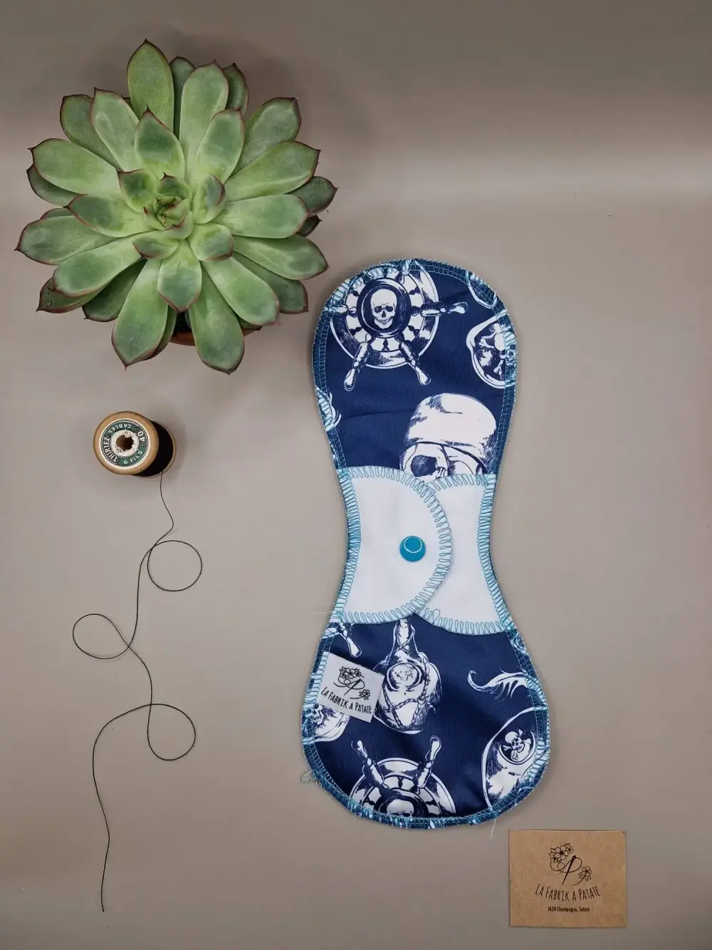 Serviette hygiénique lavable nuit Pirates – protection menstruelle réutilisable et absorbante, fabriquée en Suisse par La Fabrik a Patate.