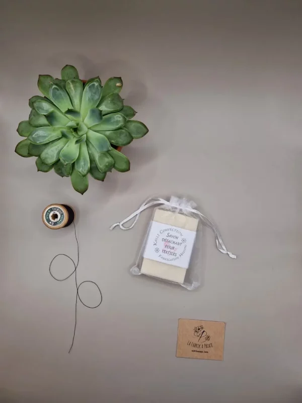 Savon détachant – protection menstruelle réutilisable et absorbante, fabriquée en Suisse par La Fabrik à Patate.
