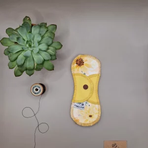Protège Slip lavable dahlia – protection menstruelle réutilisable et absorbante, fabriquée en Suisse par La Fabrik a Patate.