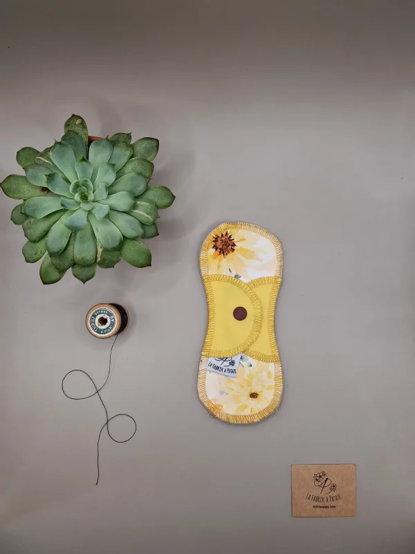 Protège Slip lavable dahlia – protection menstruelle réutilisable et absorbante, fabriquée en Suisse par La Fabrik a Patate.