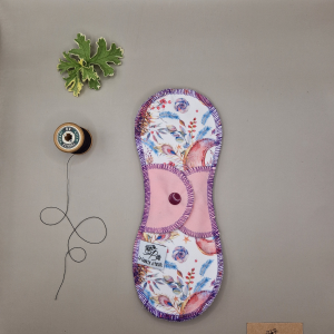 Serviette hygiénique lavable aube – protection menstruelle réutilisable et absorbante, fabriquée en Suisse par La Fabrik a Patate.