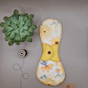 Serviette hygiénique lavable nuit dahlia – protection menstruelle réutilisable et absorbante, fabriquée en Suisse par La Fabrik a Patate.